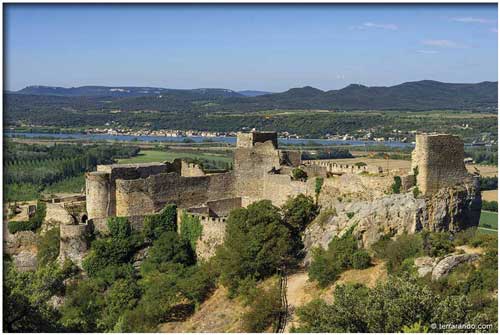 La randonnée de Mornas et la forteresse de Mornas en Vaucluse