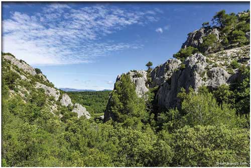 La randonnée de Venasque et la combe du Diable en Vaucluse