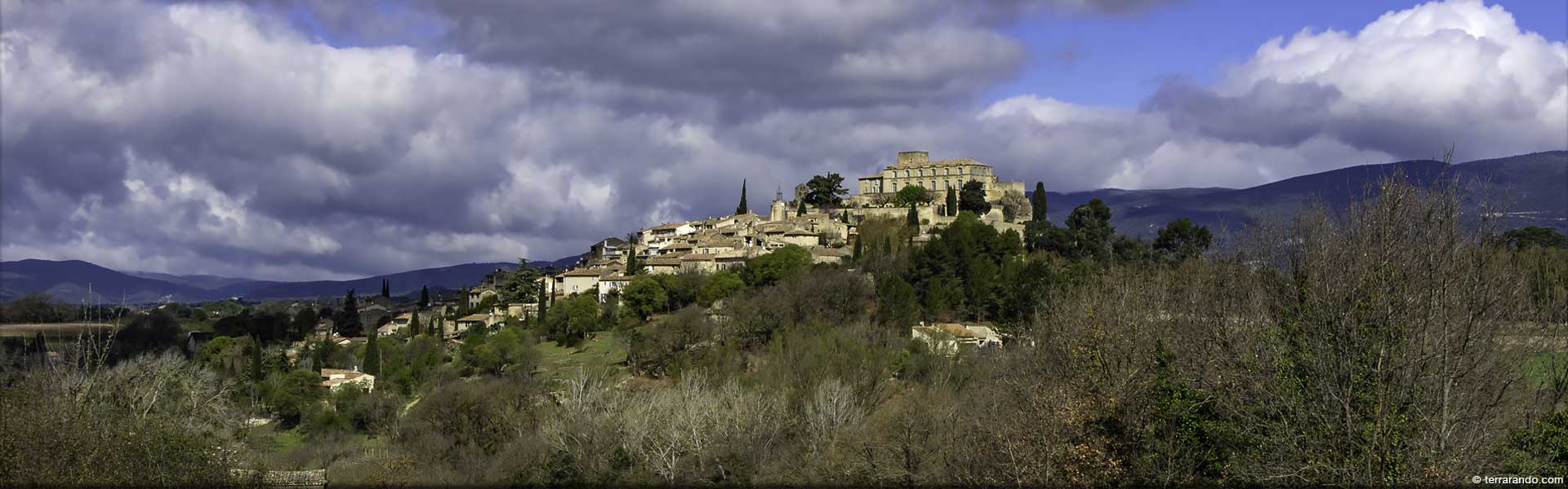 Randonnée pédestre dans le Vaucluse à Ansouis