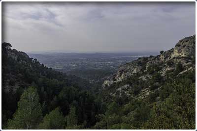 randonnée pédestre de Cheval-Blanc et le tour du sommet de Valloncourt dans le massif du petit Luberon dans le Vaucluse