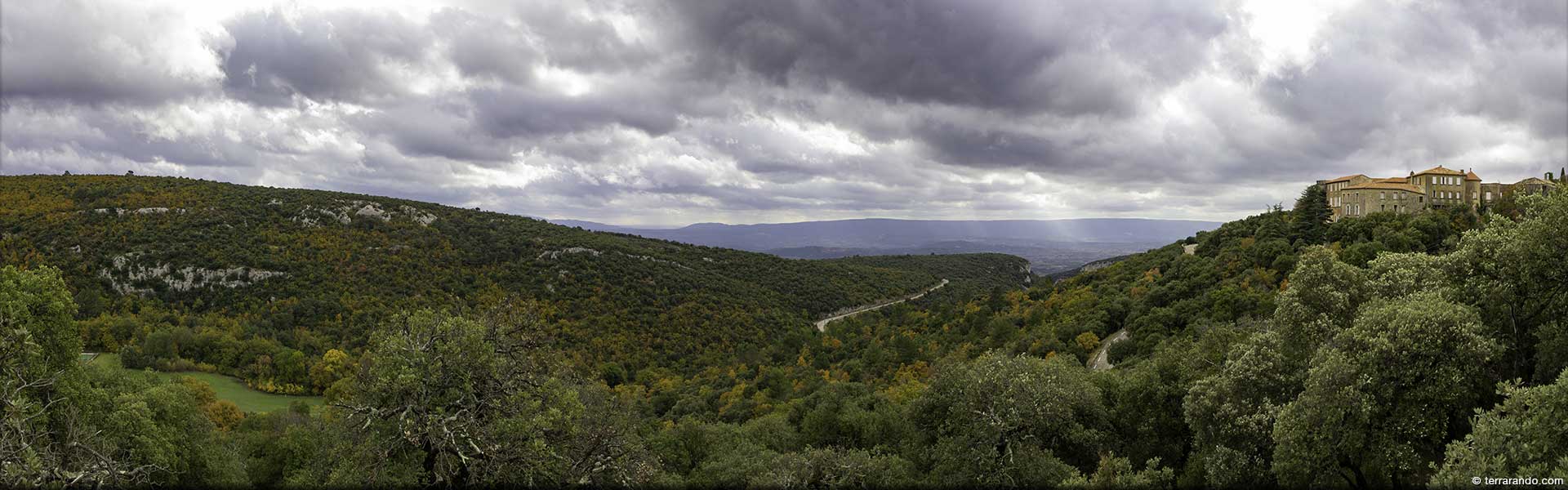 La randonnée du col de la Ligne et le mur de la peste dans les Monts de Vaucluse