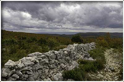 Randonnée pédestre du col de la ligne et le mur de la peste dans les Monts de Vaucluse