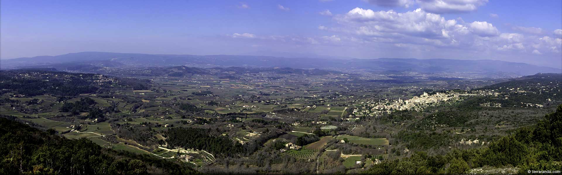 Randonnée pédestre de la forêt des cèdres à Bonnieux dans le Luberon