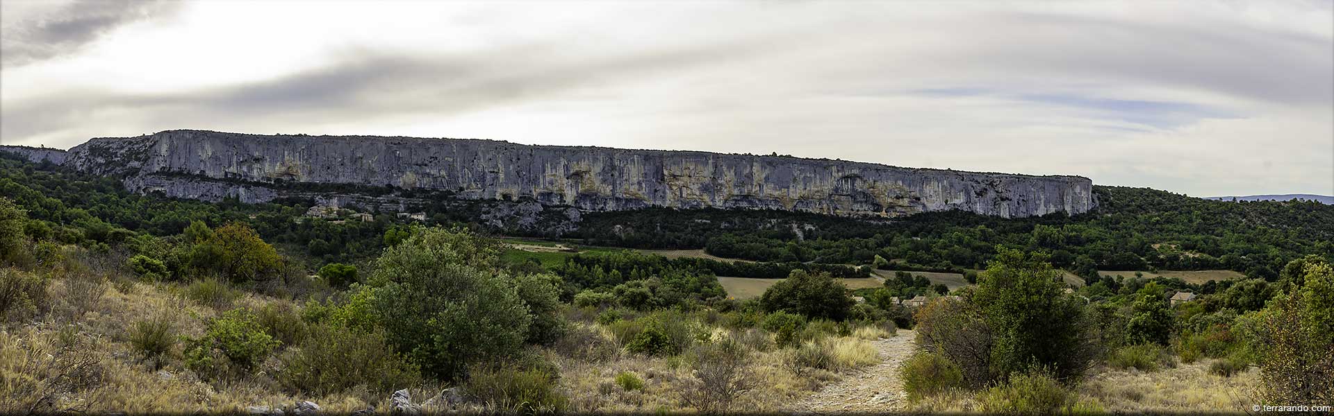 Randonnée pédestre dans le Vaucluse à Lioux