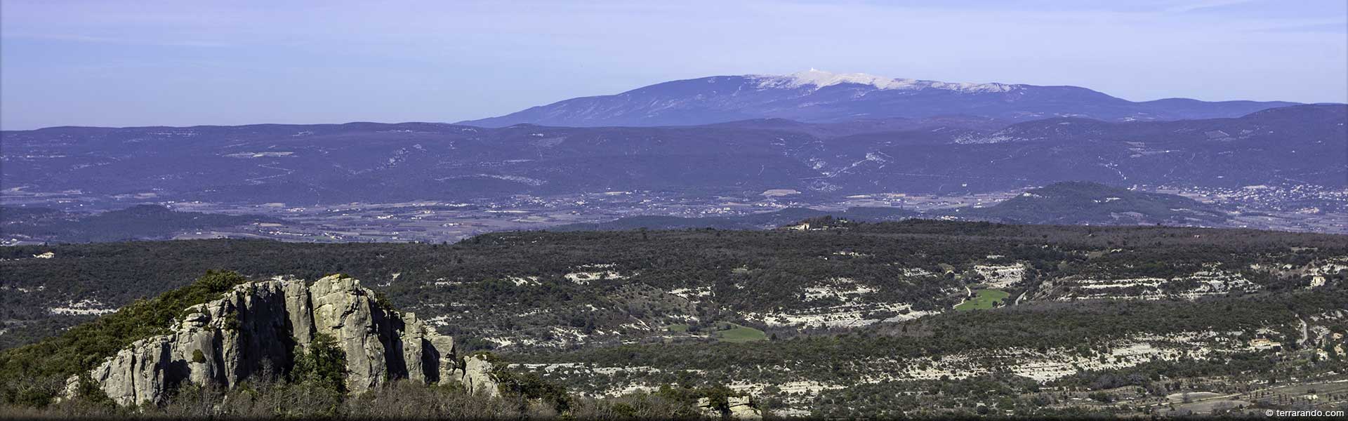 Randonnée pédestre dans le Vaucluse à Lourmarin au sud du Luberon