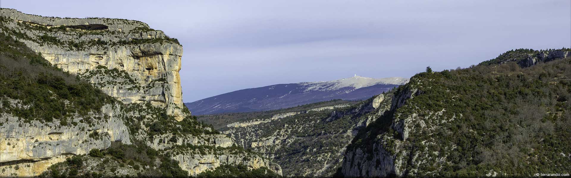 La randonnée de Monieux et les gorges de la Nesque dans le Vaucluse