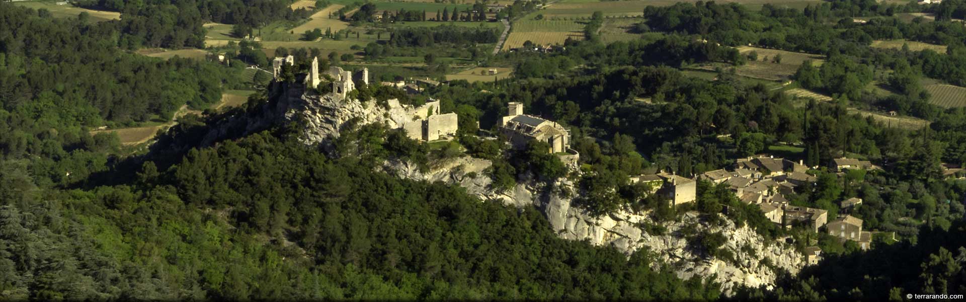 Randonnée pédestre dans le Vaucluse à Oppède le Vieux