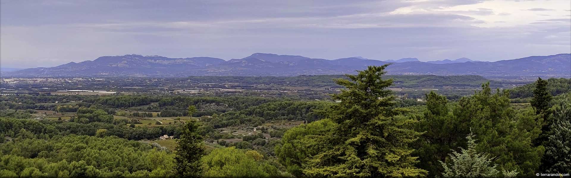 Randonnée pédestre dans le Vaucluse à Pernes les Fontaines, au coeur du Comtat Venaissin