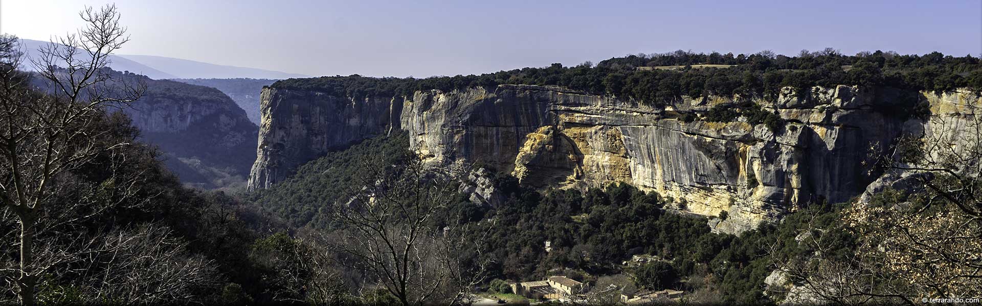 Randonnée pédestre dans le Vaucluse à Sivergues dans le Luberon