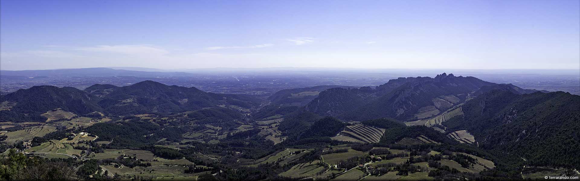 Randonnée pédestre à Suzette dans le Vaucluse sur la crête de Saint-Amand