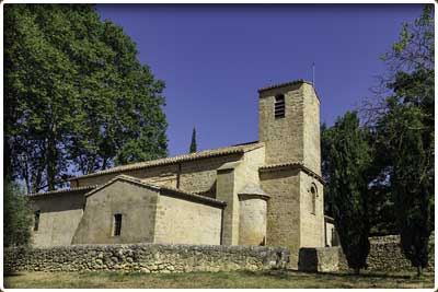 Randonnée pédestre de Vaugines et l'église Saint-Barthélémy